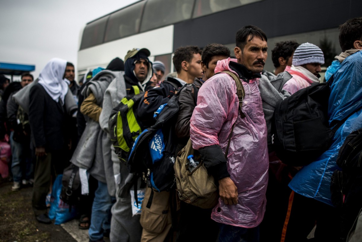 Началась депортация мигрантов. Депортация беженцев. Мигранты в Европе. Таджик в Европе. Депортация таджиков.