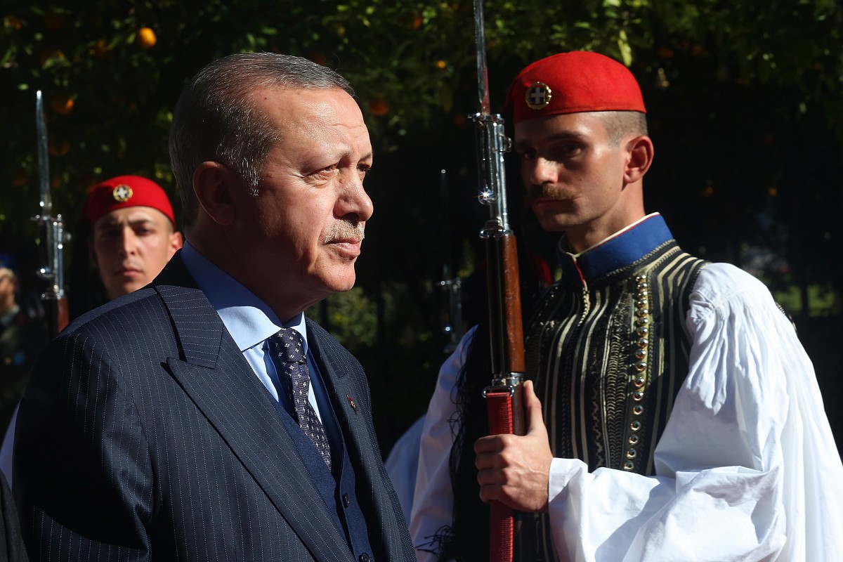 Εάν ένα βλέμμα …”σκότωνε”! Ο εύζωνας και ο Πρόεδρος της Τουρκίας Ταγίπ  Ερντογάν | Hellasjournal.com
