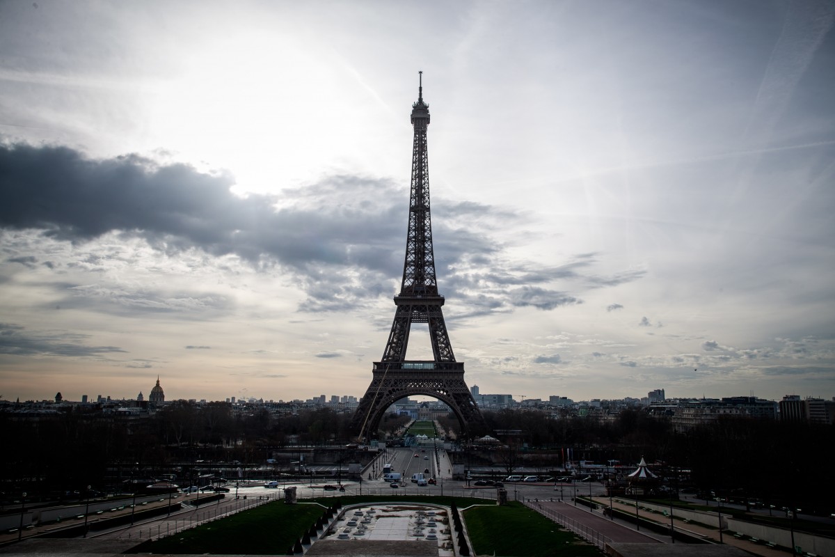 Paris last. La Tour Eiffel le bref text.