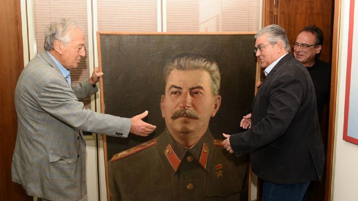 Πίνακες του Στάλιν και του Λένιν του σοβιετικού ζωγράφου Βολκόφ πρόσφερε στο ΚΚΕ ο Μπάφας | Hellasjournal.com
