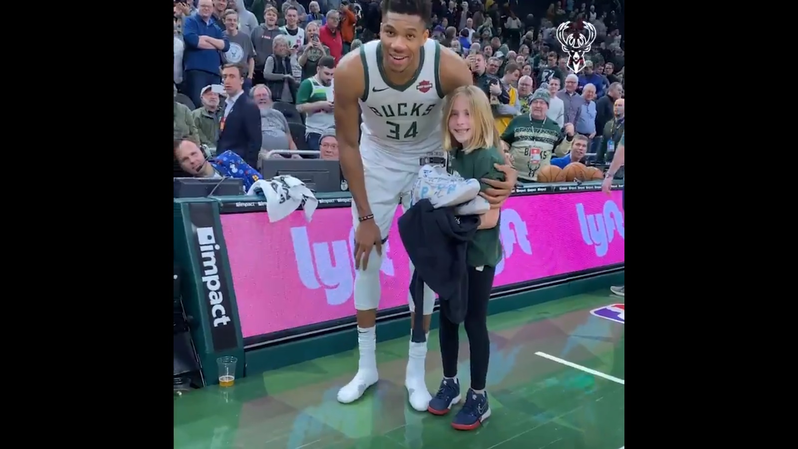 O Giannis Emeine 3ypolhtos Xarise Ta Papoytsia Toy Se Ena Mikro Koritsaki Video Hellasjournal Com