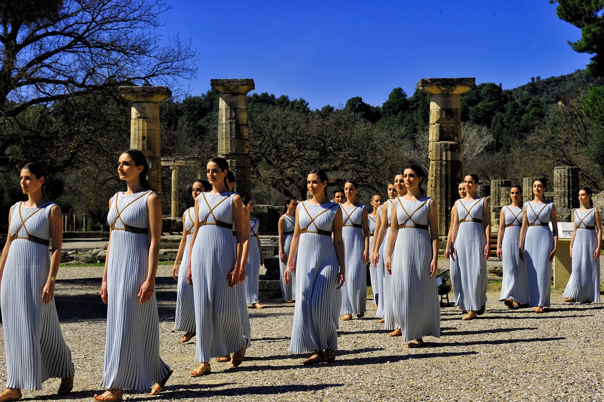Поддержи грецию. Греция Олимп зажжение огня. Культура Греции. Жители Греции. Греческие женщины.