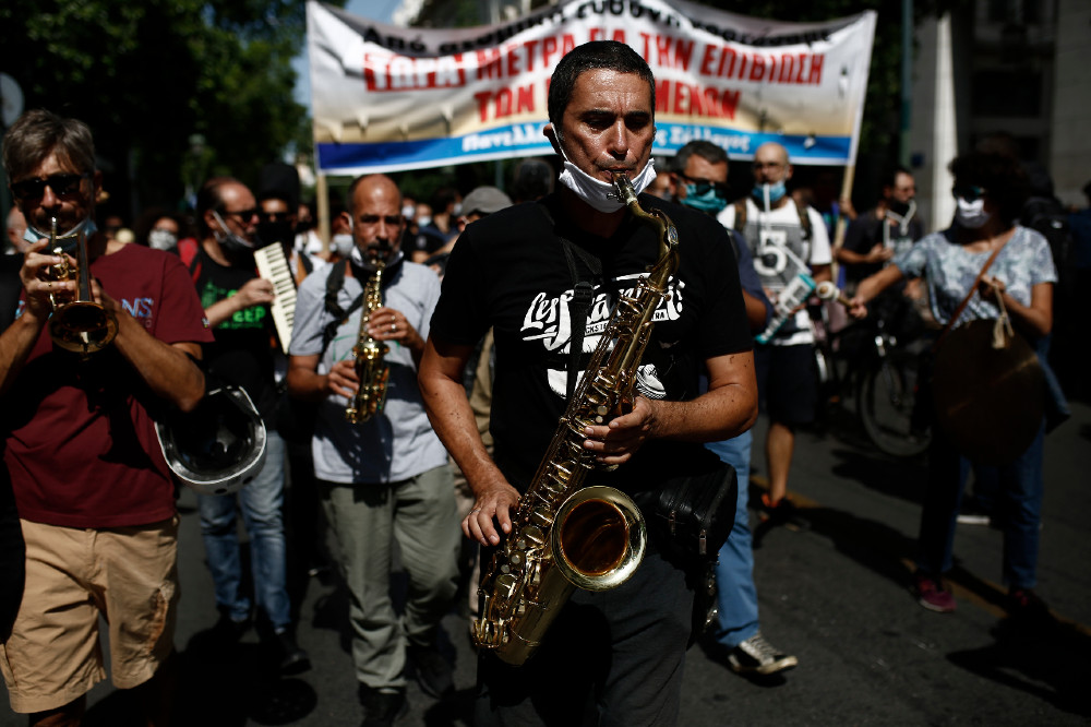 Εργαζόμενοι καλλιτέχνες παίζοντας μουσικά όργανα παίρνουν μέρος σε πορεία διαμαρτυρίας, με αφορμή τα νέα μέτρα στην Αττική για τον κορωναϊό, τη Δευτέρα 21 Σεπτεμβρίου 2020. ΚΥΠΕ /ΑΠΕ-ΜΠΕ/ΓΙΑΝΝΗΣ ΚΟΛΕΣΙΔΗΣ