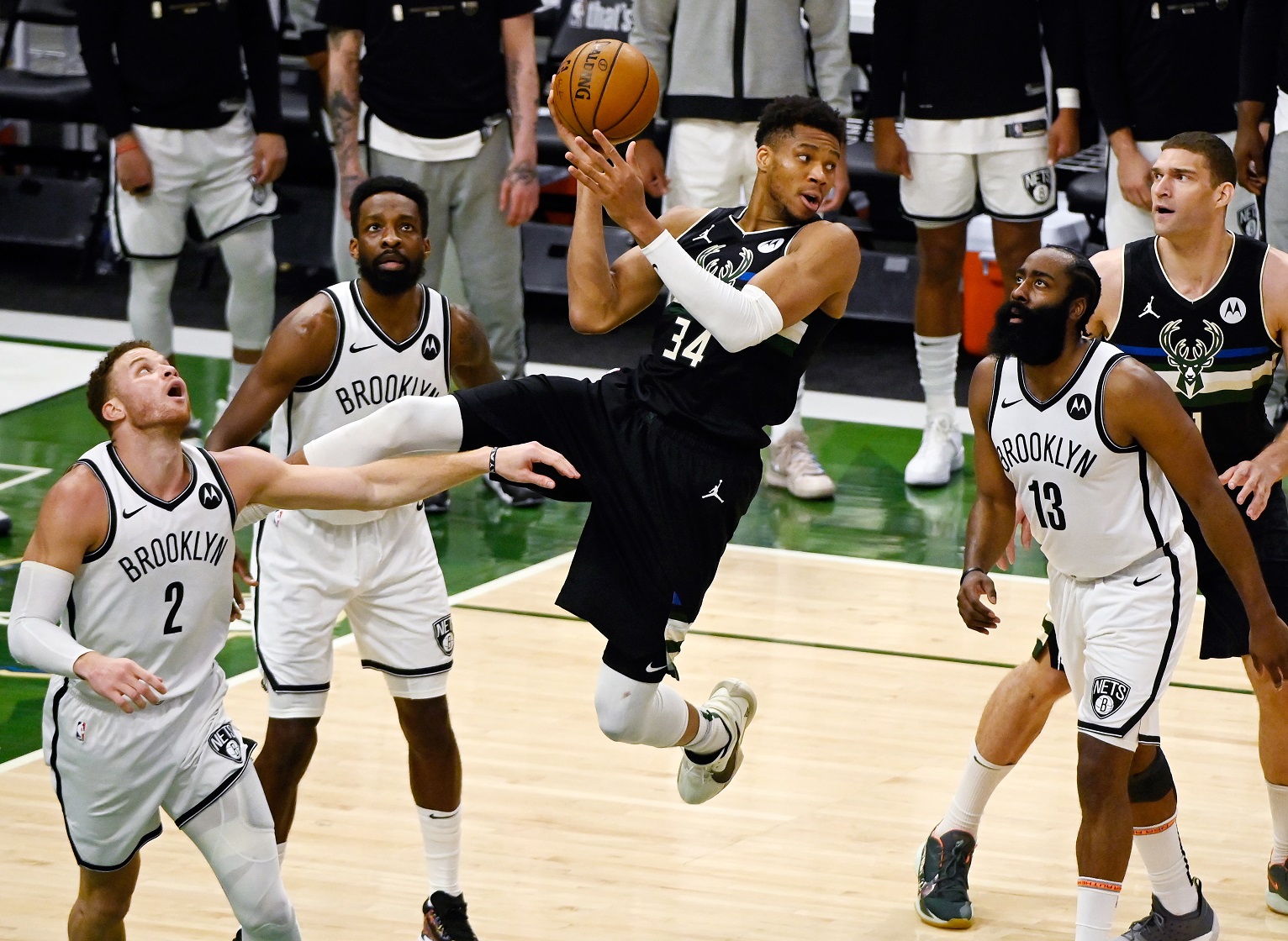 Милуоки нба. Бруклин Нетс - Милуоки Бакс. Bucks NBA. Постеры NBA Милуоки Бакс. Милуоки Мелвина стрит.