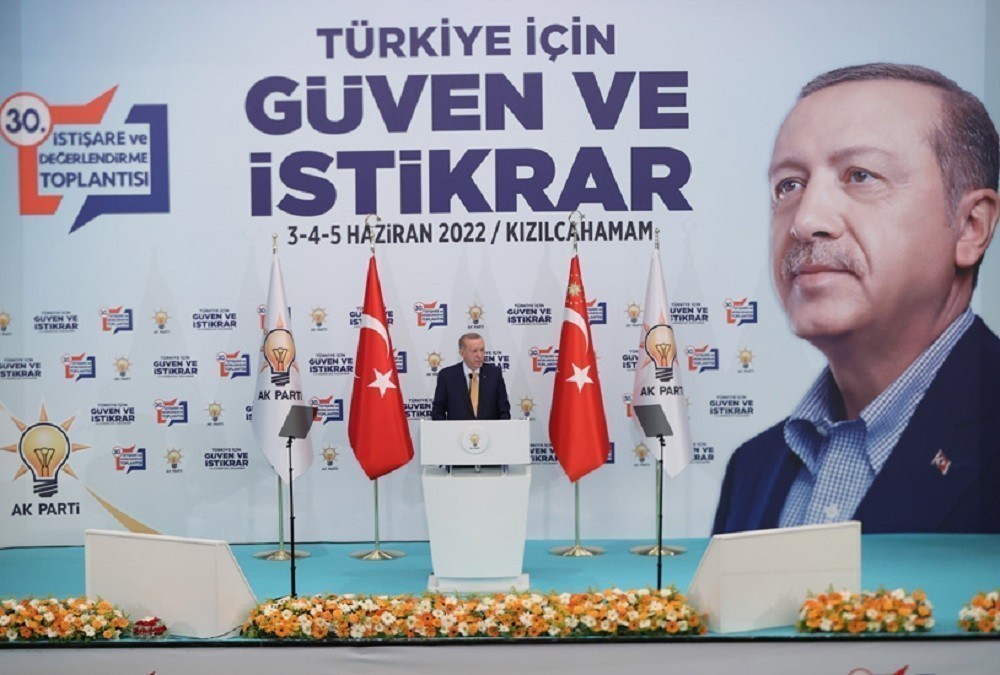  Ο Ερντογάν σκίζει τα πουκάμισα της Δύσης και ο τουρκικός λαός τα… δικά του: Στο 27,7% το κόμμα του, και πέφτει…