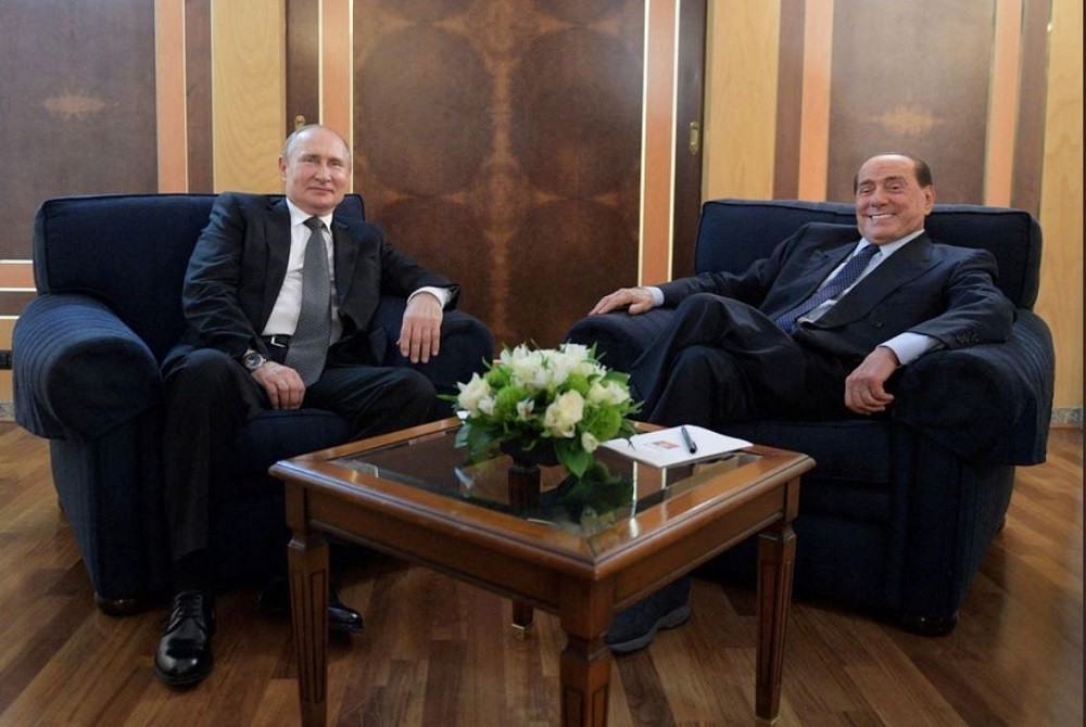 Vodka e Simpatia: Il furore in Italia – “Ti rivedo” con Putin, dice Berlusconi * Un regalo di vodka e una bella lettera per il mio compleanno..