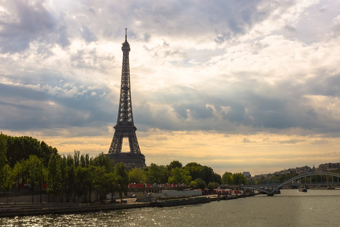 Pluie de plastique à Paris : Pour la première fois dans un bulletin météo, la pluie de plastique qui inonde les villes