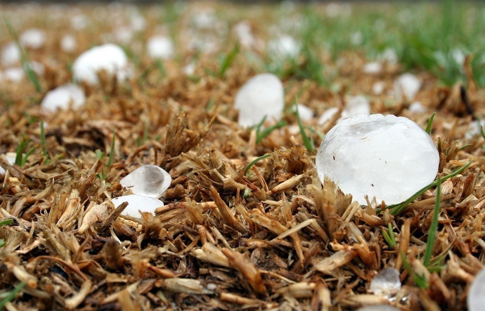 Nuova forte tempesta di ghiaccio nella notte in Italia: “piovono” palline da tennis a Milano… [video]