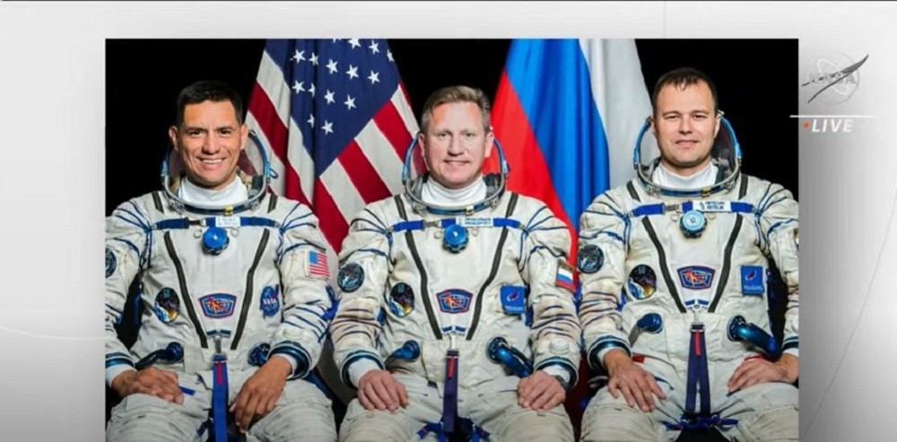 Έσπασαν το ρεκόρ και επέστρεψαν: Μετά από 371 ημέρες στον Διεθνή Διαστημικό  Σταθμό και πάλι στη Γη δυο Ρώσοι κοσμοναύτες κι ένας Αμερικανός αστροναύτης  [videos] | Hellasjournal.com