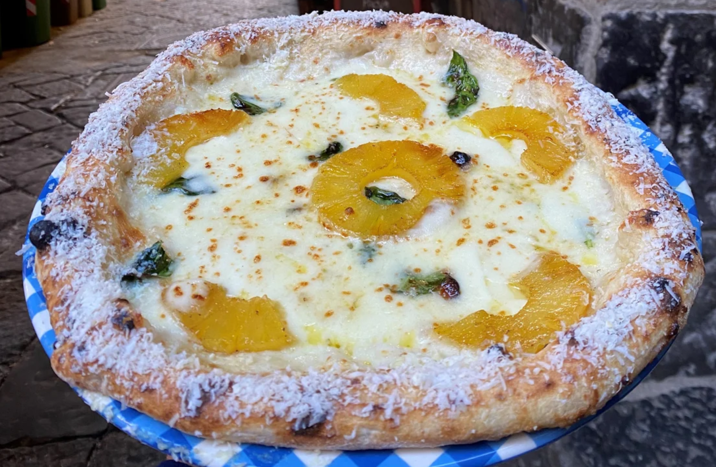 H πίτσα που χώρισε την Ιταλία σε δύο στρατόπεδα: Διάσημος σεφ… τόλμησε να βάλει ανανά στο εμβληματικό φαγητό | Hellasjournal.com