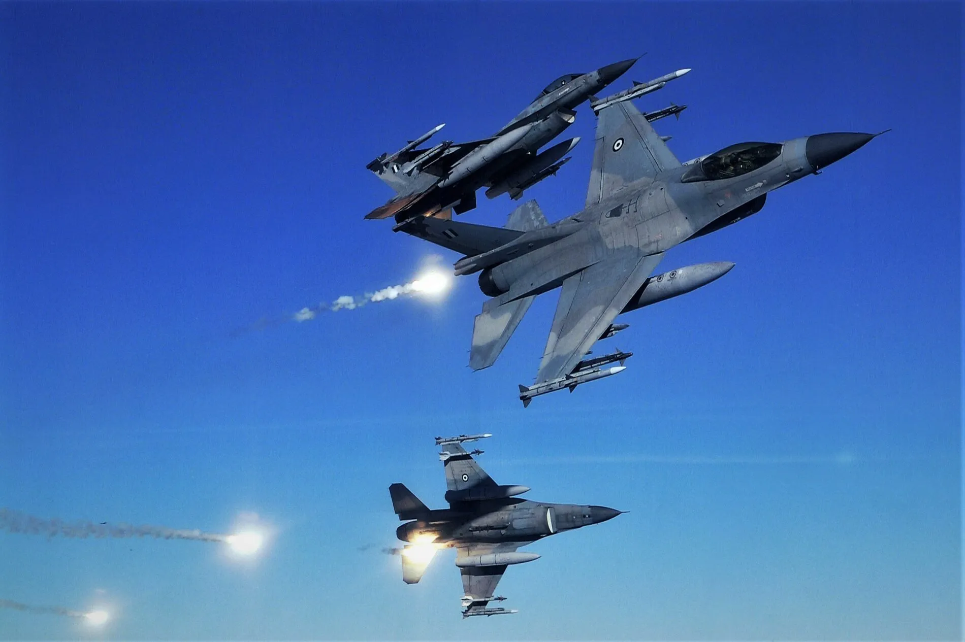 Με 33 χρόνια καθημερινής παρουσίας στον ουρανό του Αιγαίου, απέναντι από την τουρκική προκλητικότητα, η 330 Μοίρα “Κεραυνός”, με τα F-16 Block 30 διατηρεί αξιομνημόνευτες διαθεσιμότητες που ζηλεύουν κυριολεκτικά όλες οι μοίρες της Πολεμικής Αεροπορίας. Πηγή εικόνας: Πολεμική Αεροπορία 